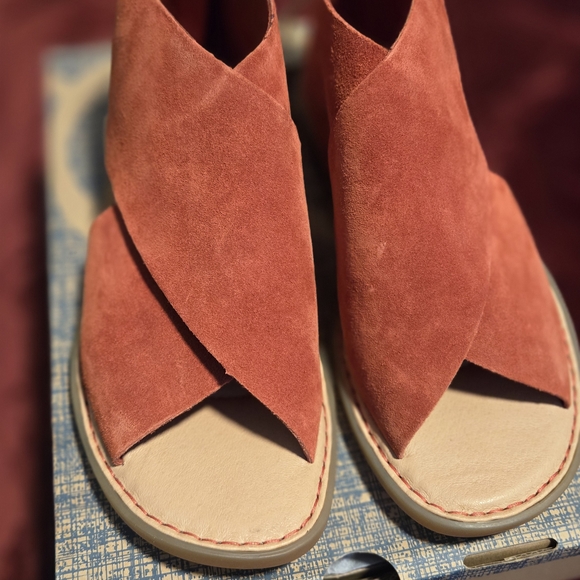 Born Women's Sandals - Rust Suede - Picture 1 of 7